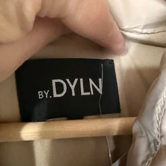 BY DYLN Puffer Vest Tan Quilted Collarless Sleeveless Women's Size L NWT - Picture 4 of 8